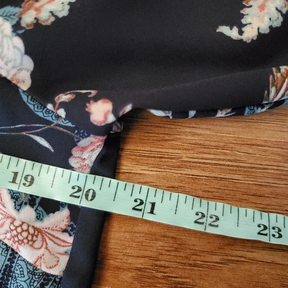 SOHO Size Small Floral V-Neck Blouse - Picture 5 of 6